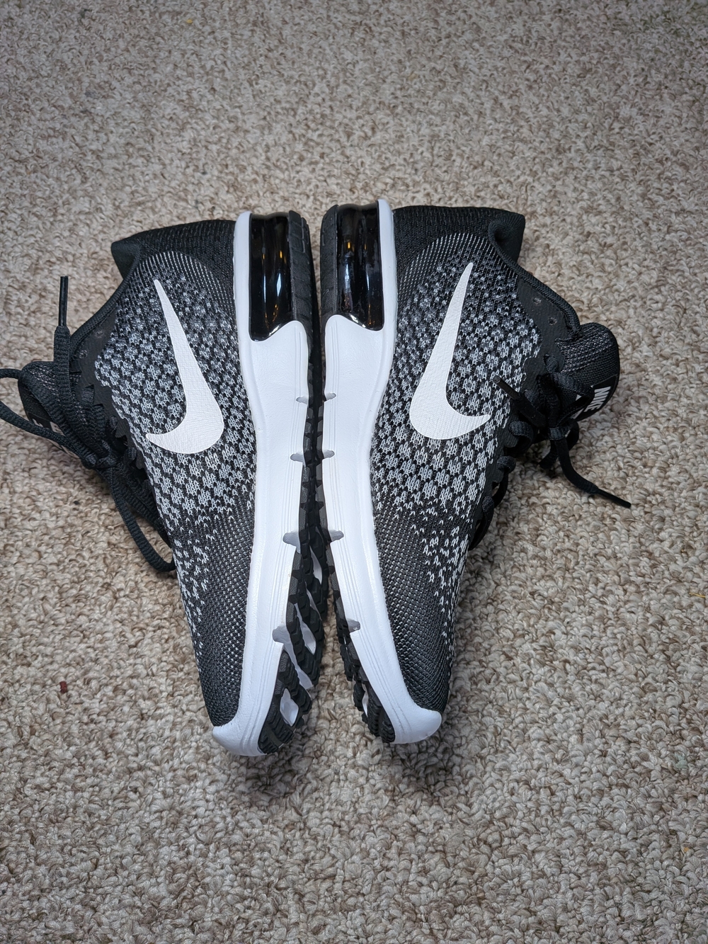 Nike Air Max Sequent 2 • Women’s 8.5 • Black/White • Like New - Picture 4 of 7